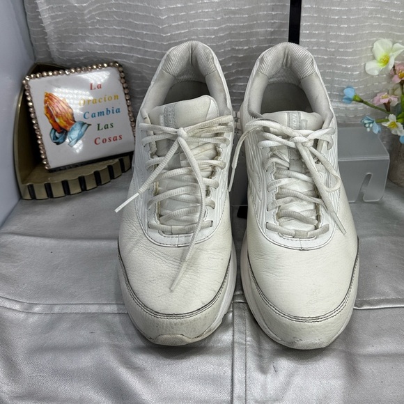 (E3) Brooks Addiction WLK Women's White Leather, Sneakers Size 10.5M D - Picture 2 of 12